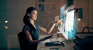 Imagen de  Persona leyendo datos en la pantalla de la computadora
