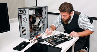 Imagen de  Una colega arreglando hardware