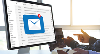 Imagen de  Computadora con logo de correo electrónico en pantalla