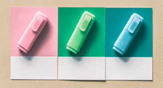 Imagen de  Three different coloured highlighters on three notebooks