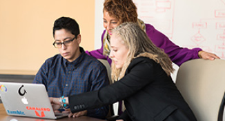Imagen de  Teacher helping students with their job search