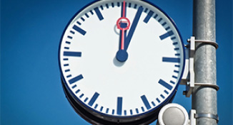 Imagen de  An outdoor clock reading 12.05.
