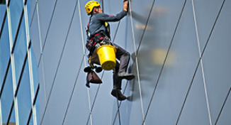 Imagen de  Man cleaning the windows of a high-rise building