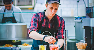 Imagen de  Cafe worker making drinks